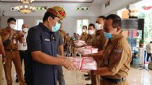 Tumbuhkan Rasa Nasionalisme, Pemkab Buleleng Bagikan 1.360 Bendera Merah Putih Pemkab Buleleng