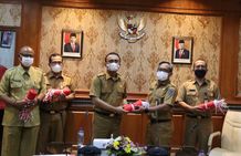 Semarakkan HUT Ke-77 Kemerdekaan RI, Wali Kota Jaya Negara Gerakan Pembagian Bendera Merah Putih Denpasar