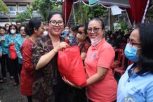 Ketua TP PKK Tabanan Kembali Gelar Aksi Sosial Menyapa dan Berbagi di Kecamatan Tabanan dan Kediri PKK Tabanan