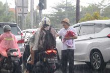 Dukung Gerakan 10 Juta Bendera Merah Putih, Kesbangpol Provinsi Bali Bagi 7.000 Bendera Merah Putih di Perempatan Sanur Bendera Merah Putih