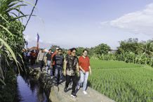 Bupati Giri Prasta Tebar Benih Ikan Nila di Subak Yeh Bolo Badung