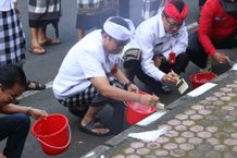 Peringati HUT Ke-77 RI, Bupati Sanjaya Pimpin Ribuan ASN Ngecat Trotoar ASN