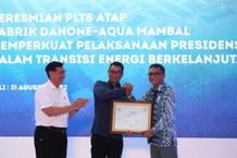 Kolaborasi Wujudkan Industri Hijau, PLN Serahkan 800 Unit REC Setara 800 MWh Listrik EBT ke Danone DANONe