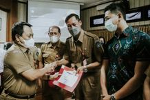 Penyerahan Piagam dan SK Penetapan Sekolah Adiwiyata Kabupaten Badung Kadis LHK Badung