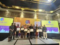 Hermawan Kartajaya Serahkan Industry Marketing Champion di IMF Bali Nusra 2022 IMF Bali