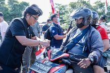Bupati Giri Prasta Pimpin Gerakan Pembagian 10 Juta Bendera Merah Putih Bupati Nyoman Giri Prasta