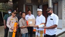 Wabup Ipat Sambangi Korban Longsor Medewi Wabup Ipat