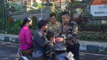 Bangkitkan Nasionalisme, Pemkab Jembrana Bagikan Bendera Merah Putih Jembrana