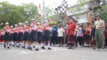 Meriahkan HUT Ke-127 Kota Negara, Bupati Tamba Lepas Peserta Gerak Jalan SMP/MTs Jembrana