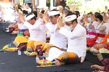 Jajaran Pemkot Denpasar Ngaturang Bhakti Pujawali di Pura Praja Nata Kantor Wali Kota Denpasar Pemkot Denpasar