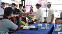 Bupati Tamba Serahkan Sarana Olahraga Kepada 5 Karang Taruna Jembrana