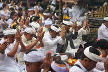 Wali Kota Jaya Negara Ngaturang Bhakti Pujawali Pelinggih Ida Bhatara Bang Manik Angkeran di Pura Batu Madeg Besakih Denpasar