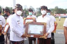 Upacara Hari Jadi Ke-64 Provinsi Bali, Wawali Kota Denpasar Beri Penghargaan Kepada Seniman Yang Tampil di PKB Denpasar