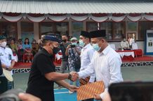 Wabup Ipat Serahkan Remisi Umum Warga Binaan Pemasyarakatan, 2 Orang Bebas Jembrana