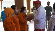 Bupati Tamba Serahkan Bantuan Kepada Anggota Veteran Jembrana