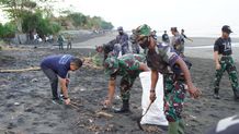 Bersih Sampah Plastik di Pantai Rambut Siwi, Wabup Ipat Minta JCD Harus Rutin Dilakukan Jembrana