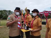 Sekda Alit Wiradana Sematkan Penghargaan Pancawarsa Saat Upacara Hari Pramuka Ke-61 di Denpasar Denpasar