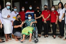 Antari Jaya Negara Kunjungi Lansia, Serahkan Bantuan Kursi Roda Antari Jaya Negara