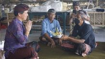 Bupati Suwirta Hadiri Dua Ngaben Massal di Daratan dan Kepulauan Ngaben Massal