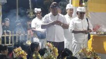 Bupati Tamba Hadiri Ngaben Massal Desa Adat Asahduren Ngaben Massal