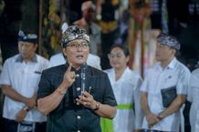Bupati Giri Prasta Hadir Nyaksiang Karya Ngenteg Linggih di Pura Dalem Kahyangan Nyelati Bupati I Nyoman Giri Prasta