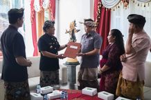 Bupati Badung Serahkan SK Dewan Pengawas Perumda Pasar Mangu Giri Sedana, Harapkan Dapat Menjaga Stabilitas Ekonomi di Badung Bupati Badung