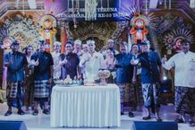 Bupati Giri Prasta Potong Tumpeng di HUT ST. Tunas Harapan Banjar Babakan Kawan Badung