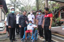 Sekda Adi Arnawa Serahkan Kursi Roda Bagi Penyandang Disabilitas di Punggul Sekda Badung