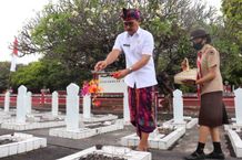 Sekda Suyasa Harapkan Pramuka Buleleng Terus Tanamkan Karakter Luhur dan Integritas Tabur Bunga
