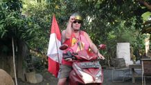 Uncle Gary, Si Bule Sederhana yang Cinta Budaya Indonesia Uncle Gary