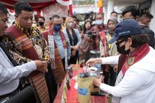 Rektor UGM Kunjungi Mahasiswa KKN di Samosir Rektor UGM