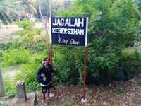 Pentingnya Menjaga Kebersihan di Pura Giri Putri, Mahasiswa KKN – PPM Unud Sediakan Tempat Sampah dan Pasang Banner kkn unud nusa penida