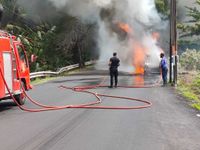 Sebuah Mobil di Buleleng Tiba-tiba Terbakar di Tengah Perjalan Mobil kebakar