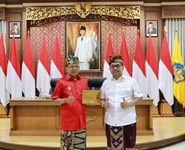 Pemberian TOA Kepada Gubernur Bali, Tandai Peluncuran Uang Rupiah Kertas Tahun Emisi 2022 Denpasar