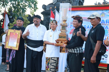 Gubernur Koster Serahkan Piala Gubernur Bali Ke Pemenang Grand Champions Festival Layangan Bali Tahun 2022 Gubernur Koster