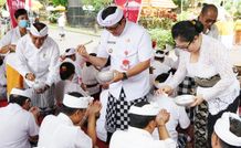 Piodalan di Rumah Jabatan, Bupati Tabanan Bersama Istri Ngayah Nyiratin Tabanan