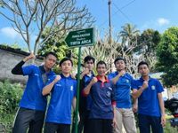 Mahasiswa KKN-PPM Universitas Udayana Pasang Plang Petunjuk Arah Menuju Penglukatan Tirta Arca di Desa Yangapi KKN