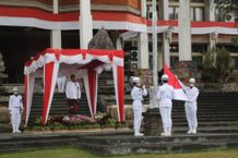 Peringati Hari Kemerdekaan RI ke-77, Unud Gelar Upacara Bendera upacara bendera unud