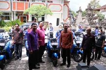 Sekda Buleleng Serahkan 22 Kendaraan Operasional Jemput Antar Akseptor KB buleleng