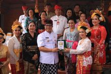 Bupati Tabanan Hadiri Parade Kebaya Nusantara 2022 Kebaya