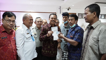 Pemprov Bali Serahkan Bantuan Dari Kementerian Pertanian Kepada Ratusan Peternak Sapi Terdampak PMK Pemprov Bali