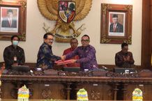 Wagub Cok Ace Bacakan Pendapat Gubernur Terhadap Raperda Provinsi Bali Tentang Hasil Pengelolaan Kekayaan Daerah yang Dipisahkan dan Lain-lain Pendapatan Asli Daerah yang Sah DPRD