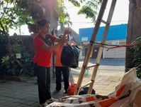 Karang Taruna Idepang Sawitra Kelurahan Pemecutan Koordinir Penimbangan Bank Sampah KedasTIS Karang Taruna Idepang Sawitra