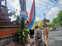 Kecamatan Denpasar Utara Lagi Tertibkan Banner dan Spanduk Kadaluwarsa Denpasar