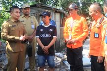 Wabup Ipat Tinjau Korban Rumah Roboh di Batuagung Wabup Ipat