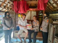 Sejumlah Warga Mengwi Dapat Bingkisan Sembako Dari Kapolres Badung Mengwi