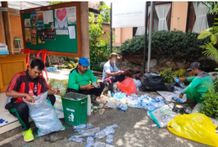 Setengah Ton Sampah Terkumpul, Bank Pelita Dangin Puri Hadiahi Anggota Baru Souvenir Tas Bank Pelita