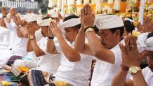 Wabup Ipat Pimpin Bhakti Penganyar di Pura Kahyangan Jagat Gunung Raung Taro Gianyar Wabup Ipat