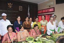 Tinggi Minat Wanita Hindu Pahami Banten Sesuai Sastra, WHDI Denpasar Kembali Gelar Pelatihan Banten Otonan WHDI