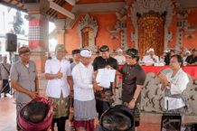 Bupati Giri Prasta Serahkan Hibah di Desa Adat Gerih Bupati Giri Prasta